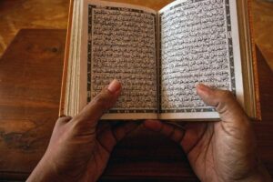 Bacaan Ayat Kursi Latin dan Arab Beserta Artinya (Lengkap)