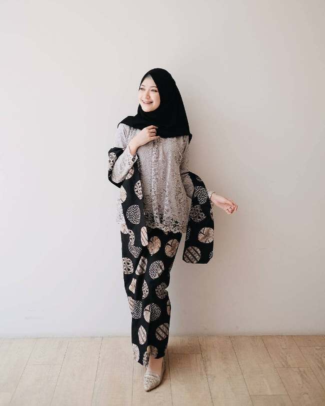11 Model Kebaya Selempang Bahu, Cocok untuk Berbagai Acara