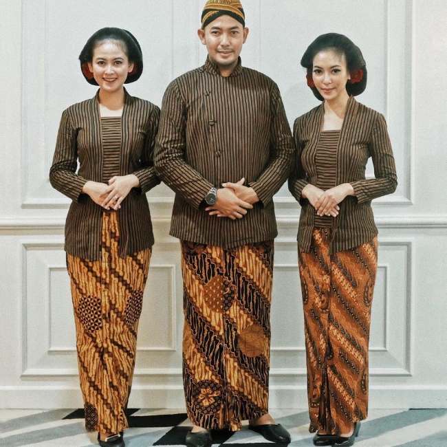 9 Model Kebaya Lurik Modern Kekinian untuk Berbagai Acara