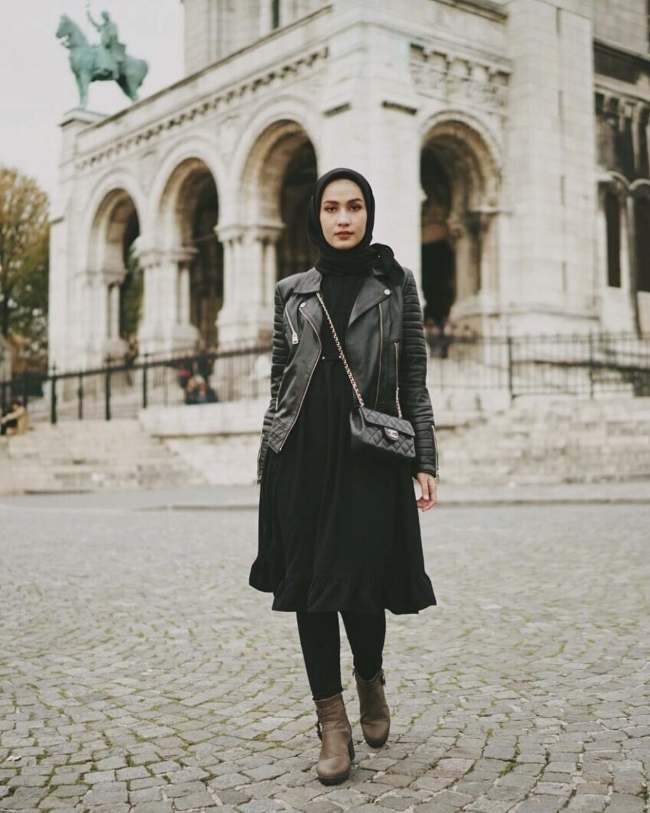12 Outfit Serba Hitam Wanita Hijab ala Cewek Mamba, Keren Abis!