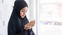 Doa Qunut Subuh Pendek Lengkap Arab, Latin dan Artinya
