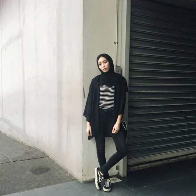 Aksen Chic dengan Kaos Bergaris