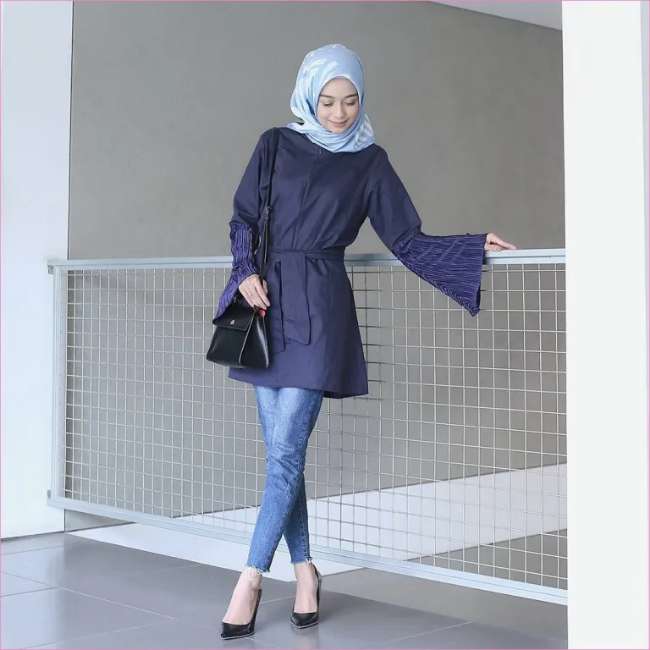 Atasan Biru Dongker Cocok dengan Apa Saja, Bahkan Denim!