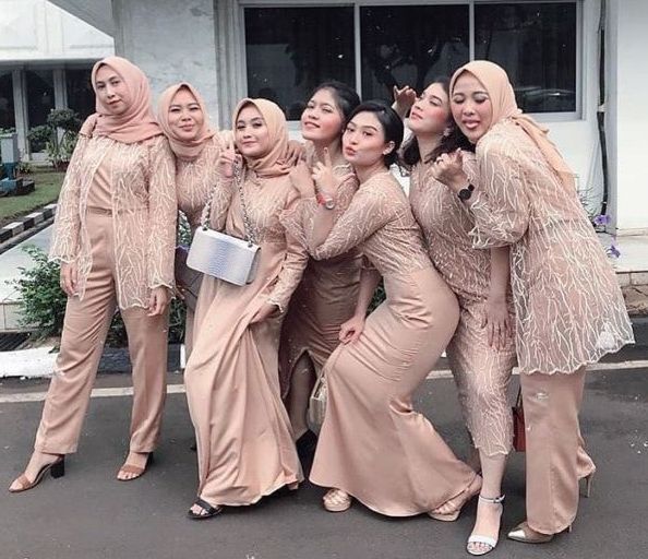Baju Bridesmaid Berbahan Tile