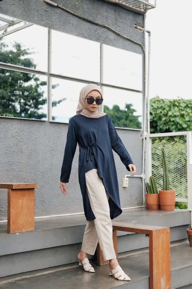 Biru Dongker dan Kream yang Kalem