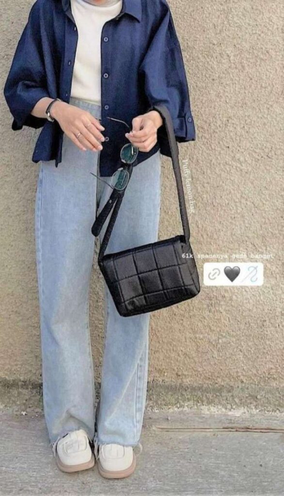 Casual dengan Kemeja Biru Dongker dan Jeans