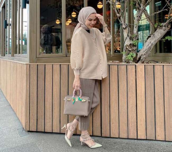 Celana Plisket dan Sweater