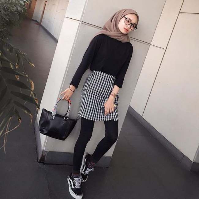 Cute dengan Plaid Miniskirt