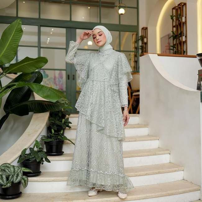 Dress Brokat dan Payet yang Mewah