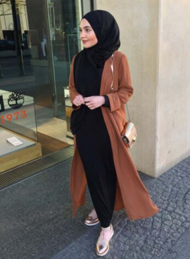 Dress Hitam dengan Maxi Outer