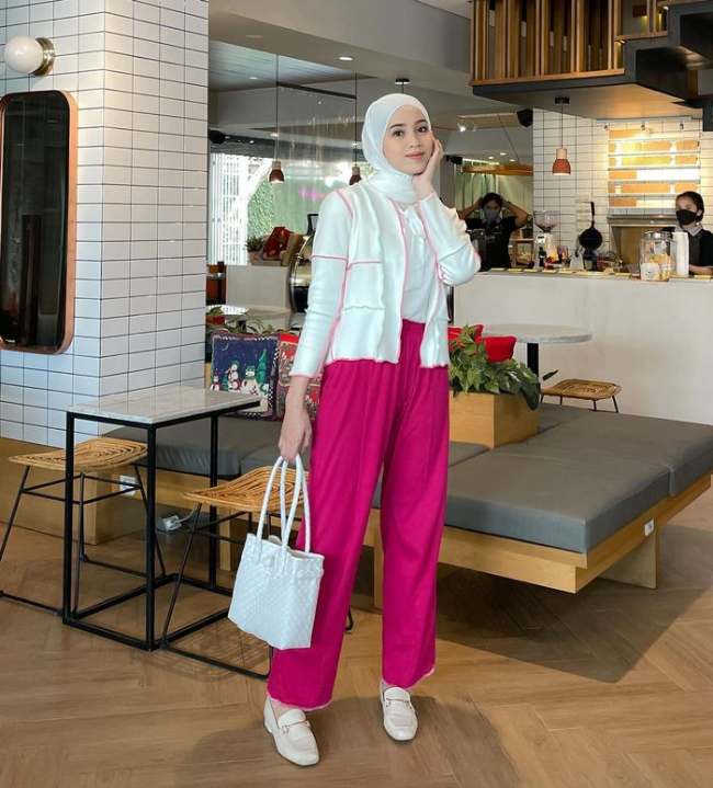 Feminim dengan Kulot Pink dan Atasan Putih
