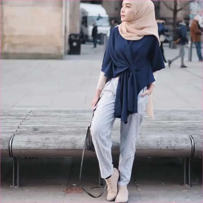 Kasual dengan Biru Dongker dan Celana Bergaris