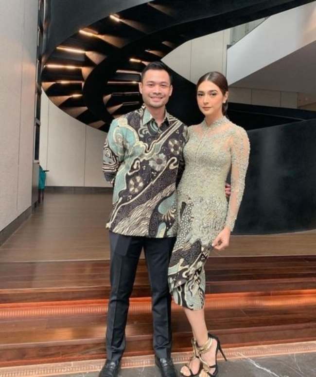 Kebaya Sage Green dan Batik
