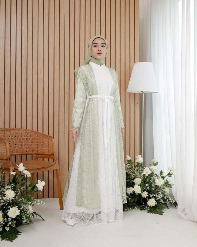 Kombinasi Dress Sage Green dan Putih