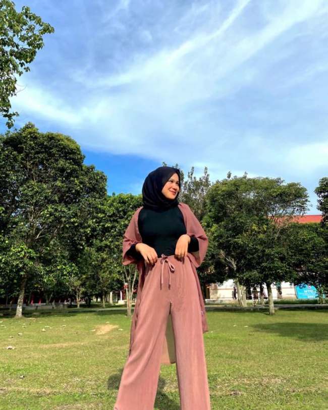 Kombinasi Kulot dan Outer Pink