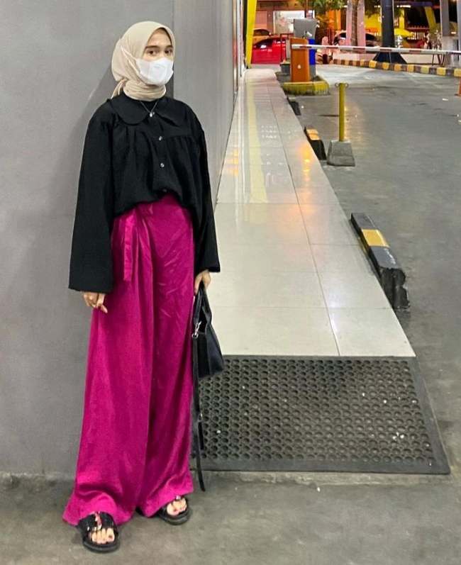 Kulot Pink dan Kemeja Hitam