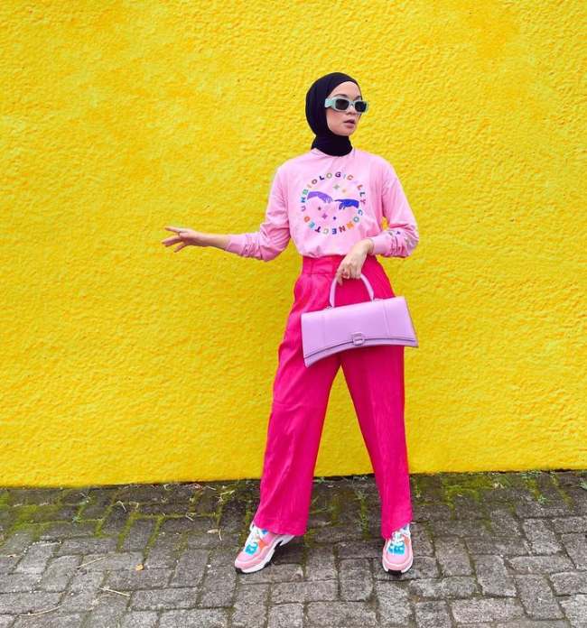 Kulot dan Kaos Pink