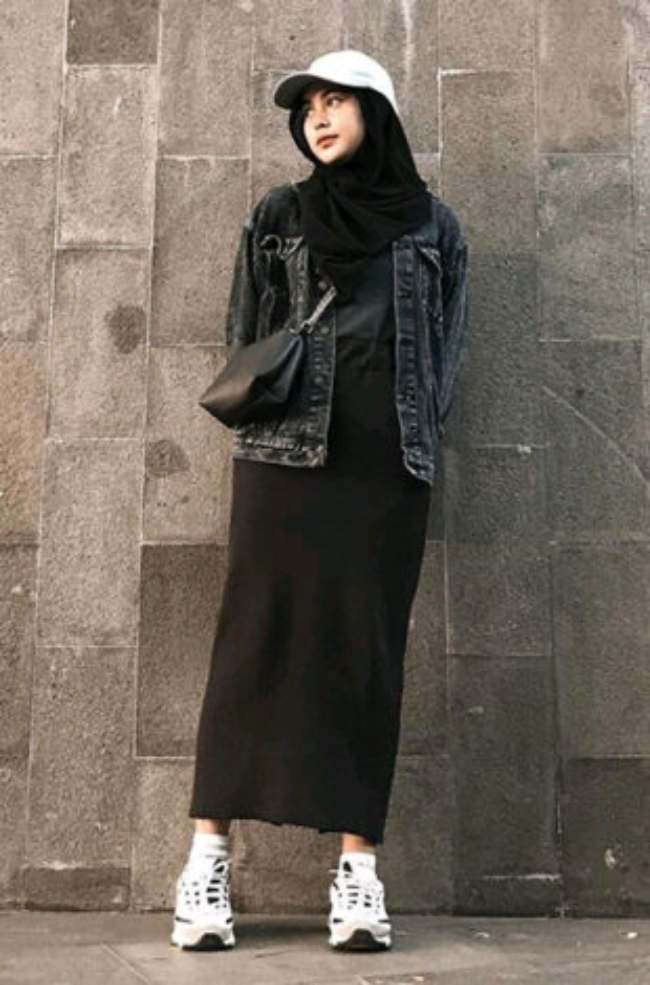 Long Dress dan Jeans Hitam