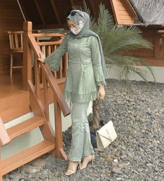 Manis dengan Atasan Tulle Akar