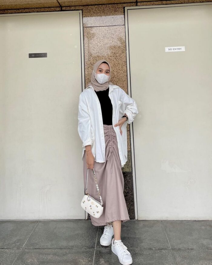 OOTD Kemeja Putih dengan Rok Serut
