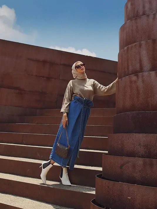OOTD Rok Jeans dengan Belahan Tengah