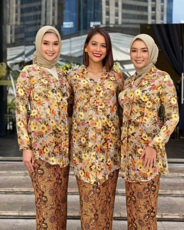 Outfit Bridesmaid Adat Jawa