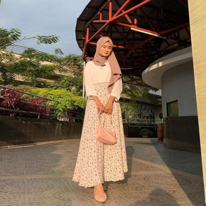 Outfit Kemeja Putih dengan Rok Floral