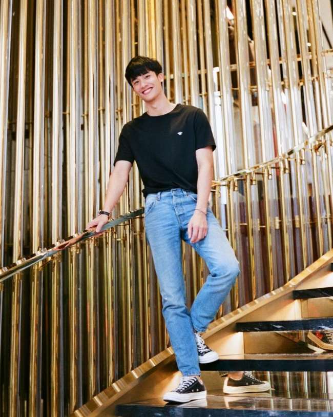 Perpaduan Kaos dan Celana Jeans