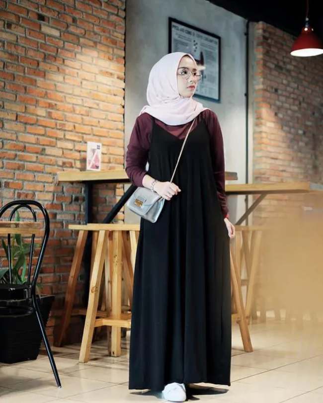 Santun dengan Long Dress Hitam