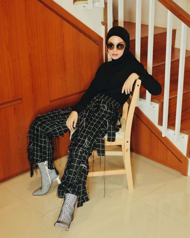 Street Style dengan Celana Plaid Ruffle
