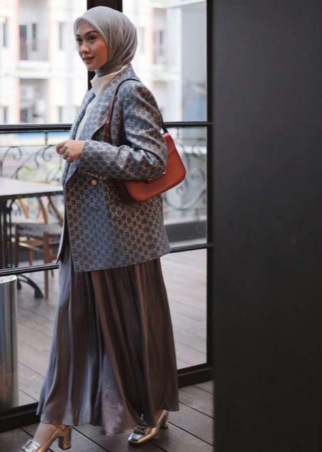 Style Ibu Hamil Berhijab dengan Blazer dan Kulot