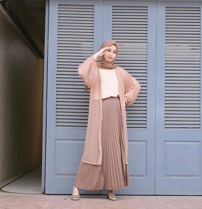 9 Inspirasi OOTD Outer Panjang Hijab dan Non Hijab yang Trend