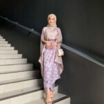 10 Atasan yang Cocok untuk Rok Lilit, Cantik dan Menawan