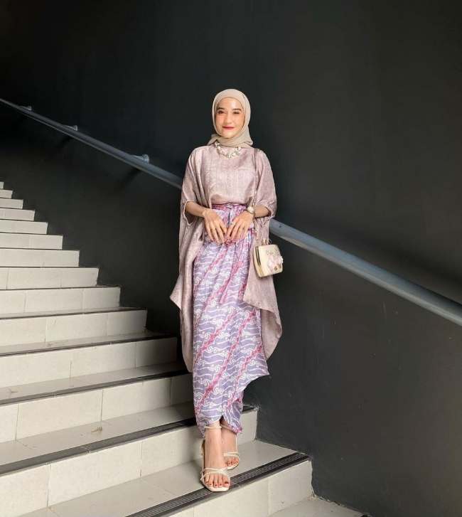 141 10 atasan yang cocok untuk rok lilit cantik dan menawan