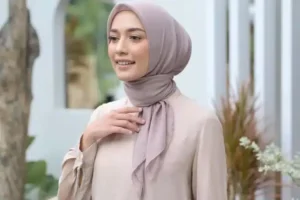 7 Tutorial Hijab Segi Empat Lilit Leher untuk Acara Formal/Informal