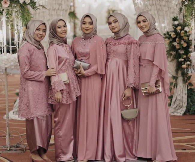8-ootd-kebaya-satin-modern-hijab-(bordir-dan-brokat)-terbaru