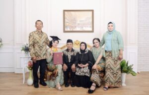 11 Outfit Menghadiri Wisuda Anak yang Tetap Modis Tapi Sopan