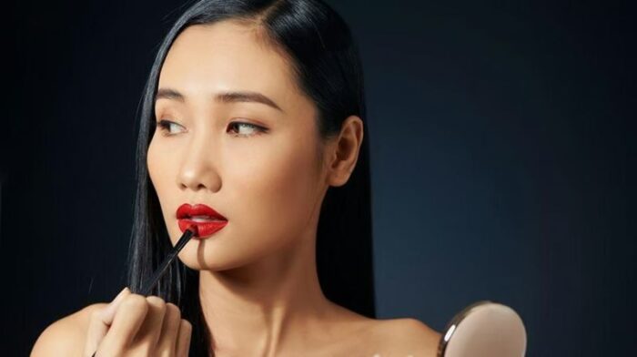 Aplikasikan Lipstick