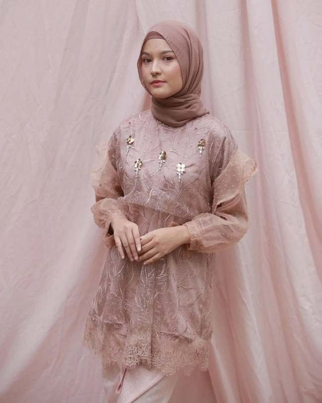 Atasan Bahan Brokat, Tile, dan Lace