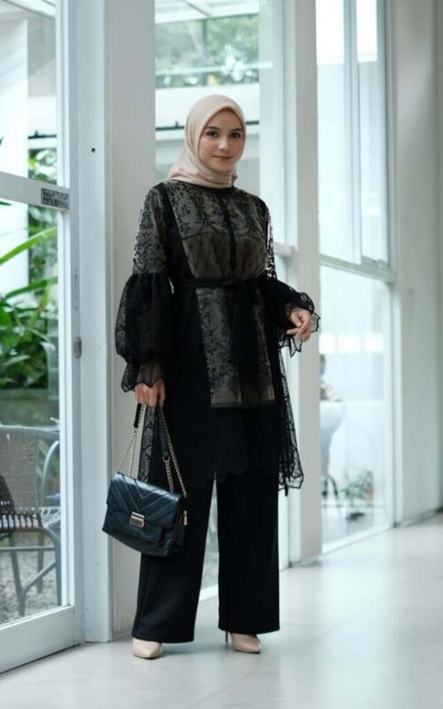 Atasan Brokat Hitam Elegan