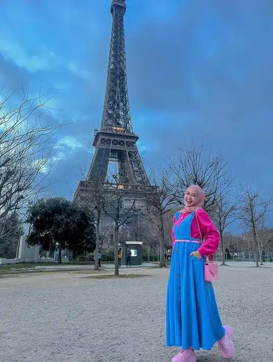 Blouse Pink dengan Overall Biru