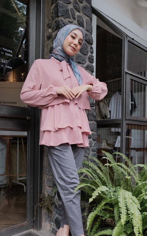 Blouse Ruffle Pink dan Celana Abu Abu