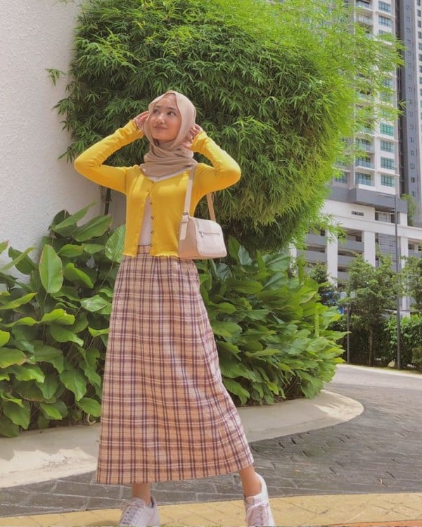Cardigan dengan Rok Kotak-kotak