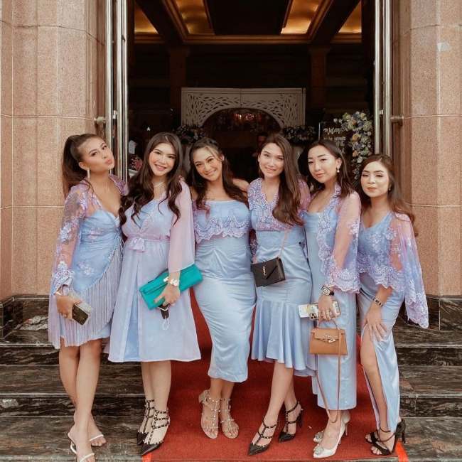 Gaun Bridesmaid Satin dengan Kombinasi Brokat