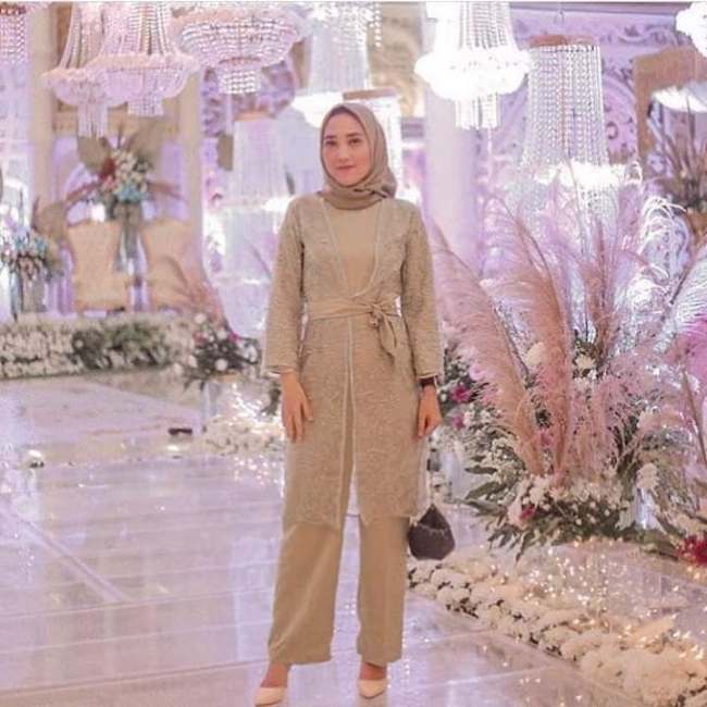 Gaun Bridesmaid dengan Celana