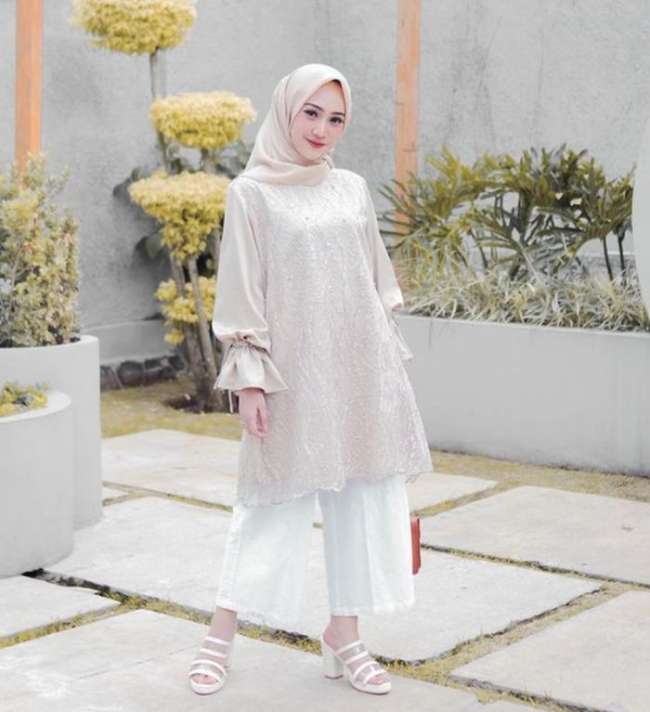 Gaun Model Tunik dengan Celana