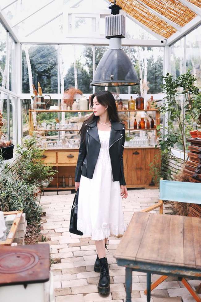 Jaket Denim dan Long Dress