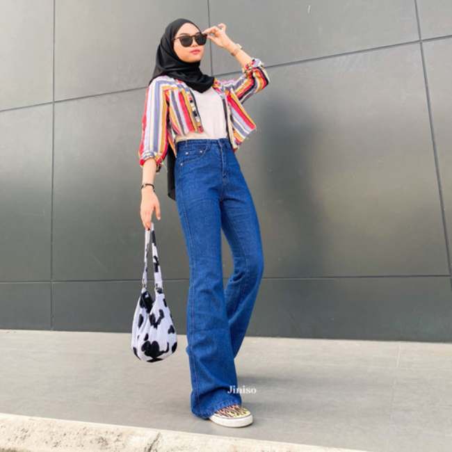 Jeans Biru dan Atasan Full Color