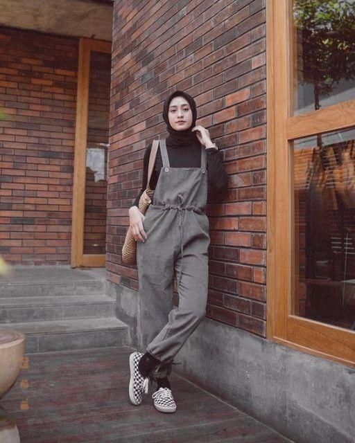 Jumpsuit Aksen Tali dan Kaos Hitam