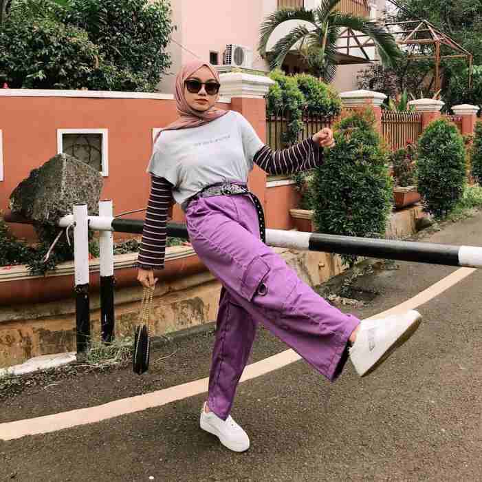 Kaos Garis-garis dengan Celana Cargo